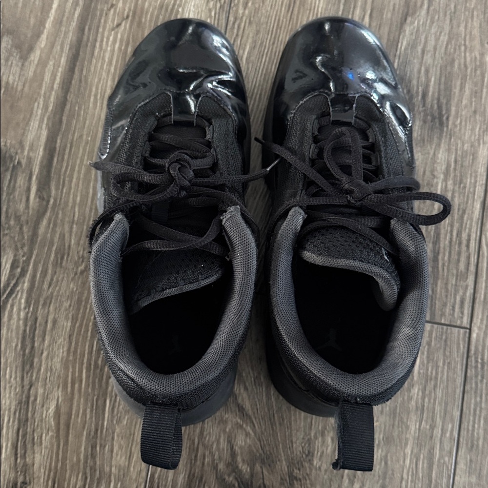 Boys Black Jordan’s - Picture 5 of 8